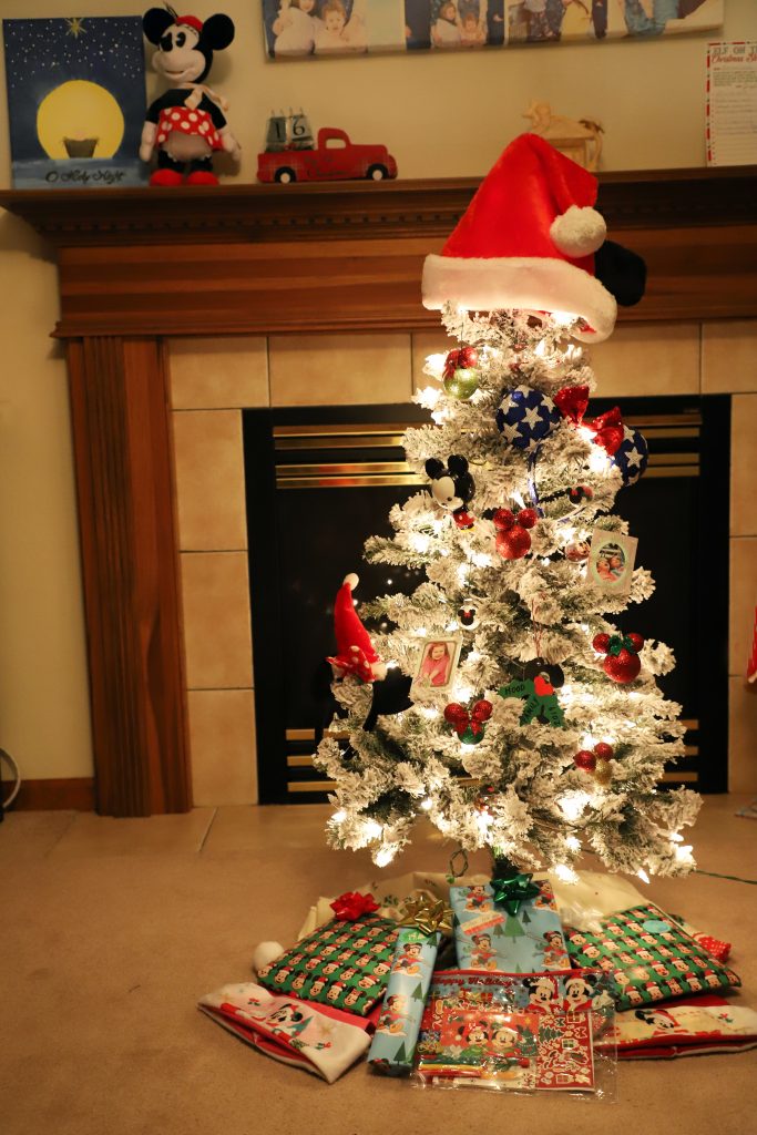 2x Minnie mouse christmas tree decorations Medium size 